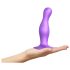 Strap-on-me Curvy M - bølget dildo med sugekop (lilla)