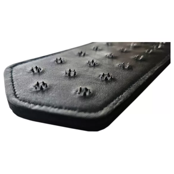 Rouge - spanking paddle i ægte læder med nitter - sort